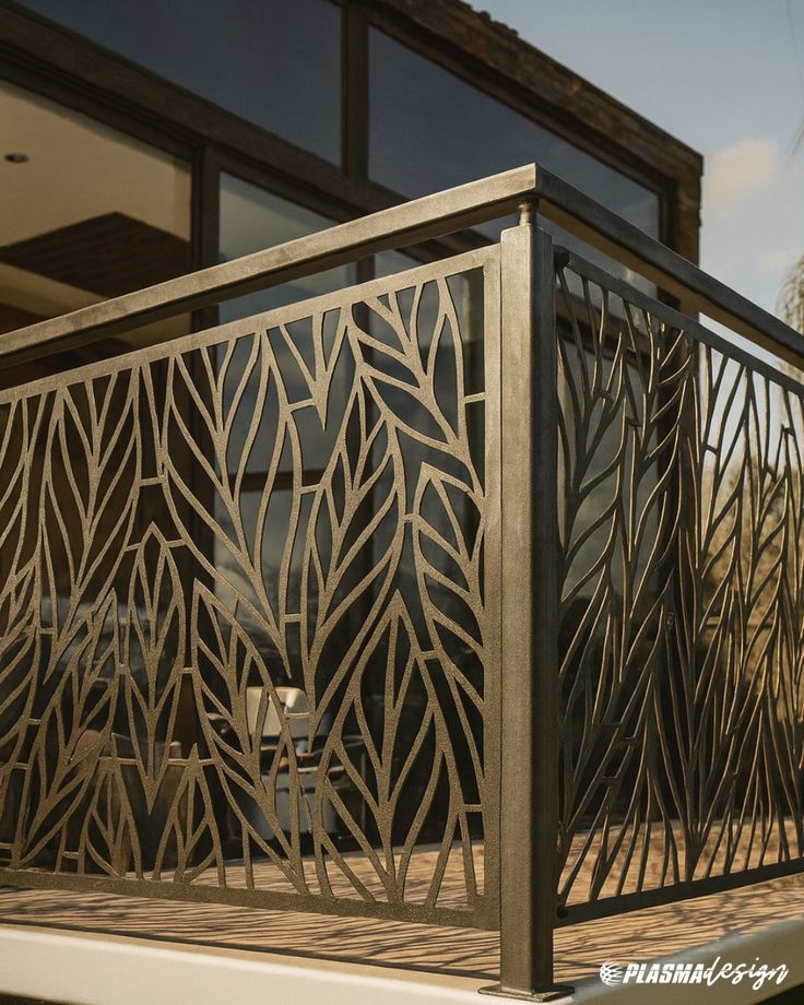 Fachada arquitectónica con paneles perforados