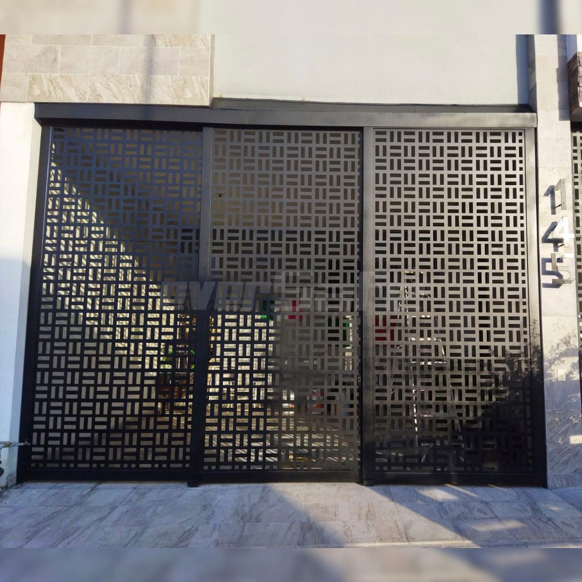 Portón residencial con diseño arquitectónico en metal